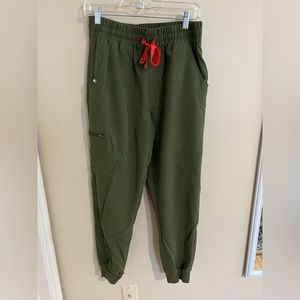 FIGS Women’s jogger scrub bottoms- used like new; excellent condition.